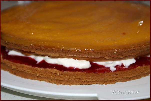Малиново-персиковый бисквитный торт на белках
