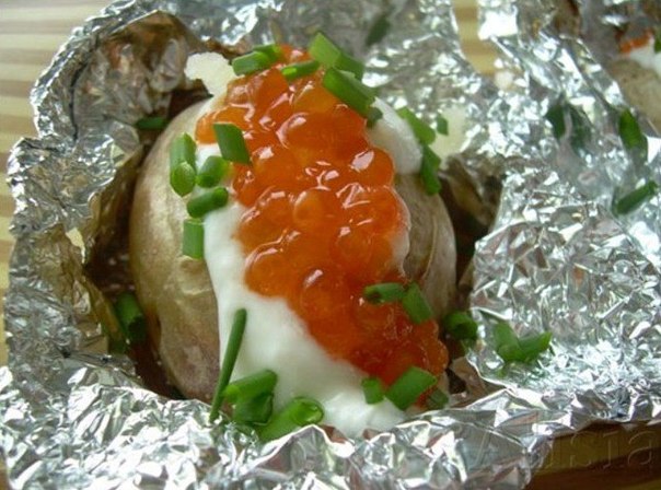 Печеная картошка со сметаной и лососевой икрой 
