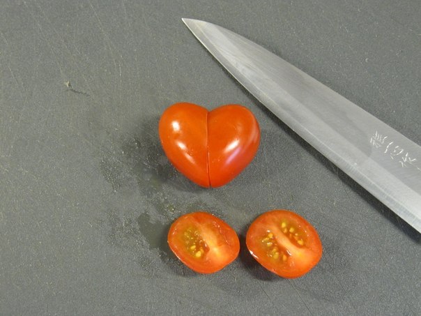 Сердечки из помидоров.
