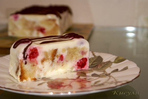 Сметанно-бисквитный десерт с малиной 