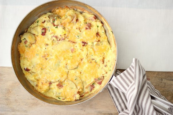 Аппетитнейший омлет на завтрак: бекон, картофель, зеленый лук и сыр