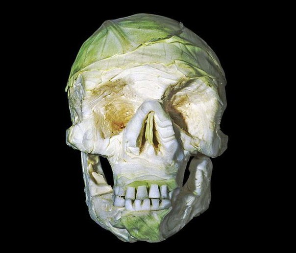 Художник Дмитрий Цыкалов создает черепа из фруктов и овощей