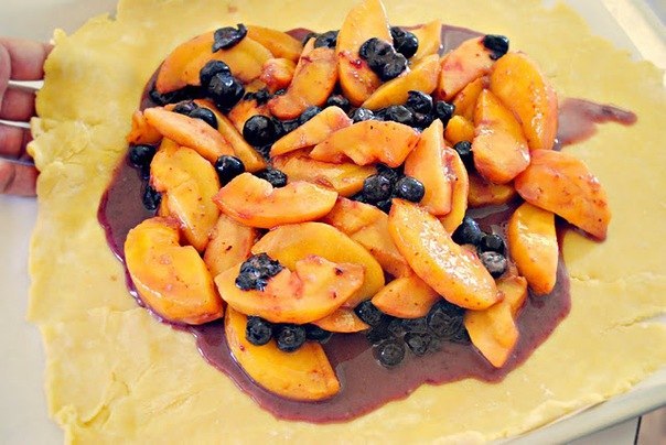 Домашний чернично-персиковый открытый пирог