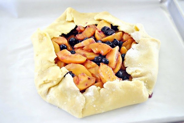 Домашний чернично-персиковый открытый пирог