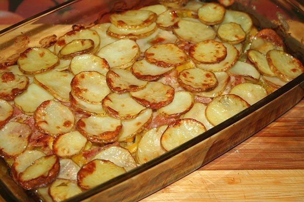 Запечёный молодой картофель с беконом и овощами 