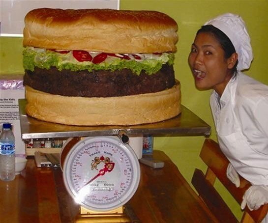 Самый большой гамбургер весом 35,6 кг. был включен в меню гриль-бара Bоb s BBQ & Grill на пляже Паттайя в Таиланде 31 июля 2006 г.