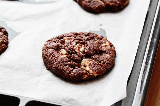Шоколадное печенье с орехами и кусочками белого шоколада