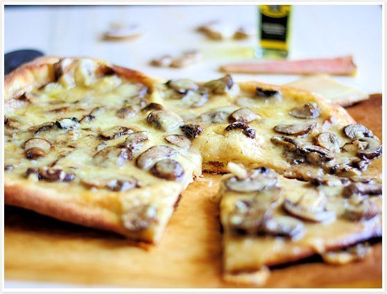 Пицца с сыром и грибами