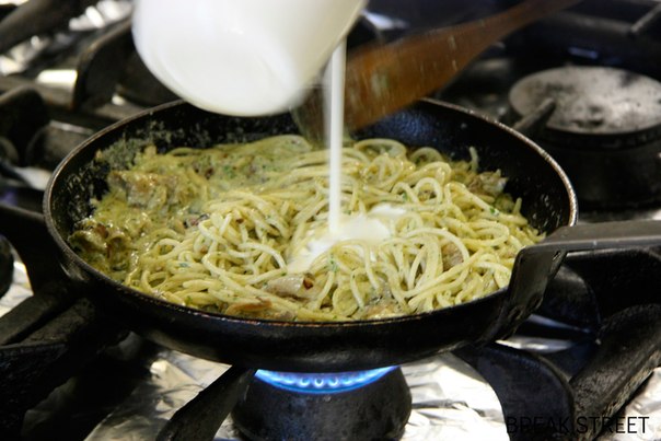 Спагетти с соусом песто и рапанами от шеф-повара Uno Cafe (Под картинками описание)