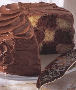 Торт в виде шахматной доски выпекается тремя слоями и покрывается шоколадным кремом. Восхитительное лакомство!