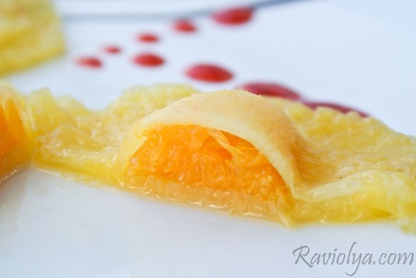 Равиоли из ананаса с клубничным соусом