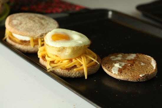 Милашки-бургеры с печёной яичницей и сыром на #завтрак.