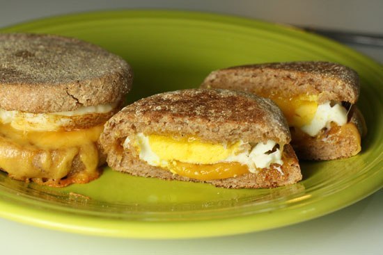 Милашки-бургеры с печёной яичницей и сыром на #завтрак.