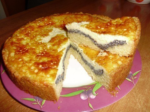 Вкусный пирог с маковой начинкой и сметанным суфле.