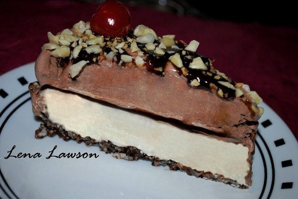 Шоколадно-ванильный торт-мороженое на хрустящей основе 
