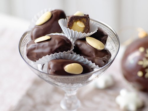 Шоколадные конфеты «Финики с марципаном». 