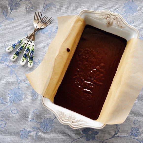 Шоколадный торт с грецкими орехами и инжиром без выпечки