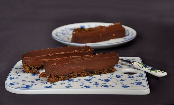Шоколадный торт с грецкими орехами и инжиром без выпечки
