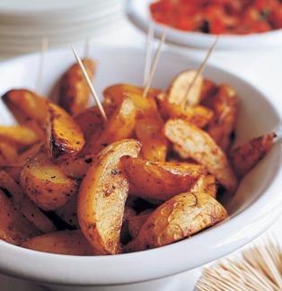 Пряные картофельные дольки с соусом «Сальса»