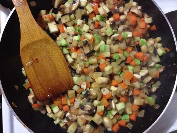 Вегетарианский рис с овощами, на подушке из фасоли и шпината. 