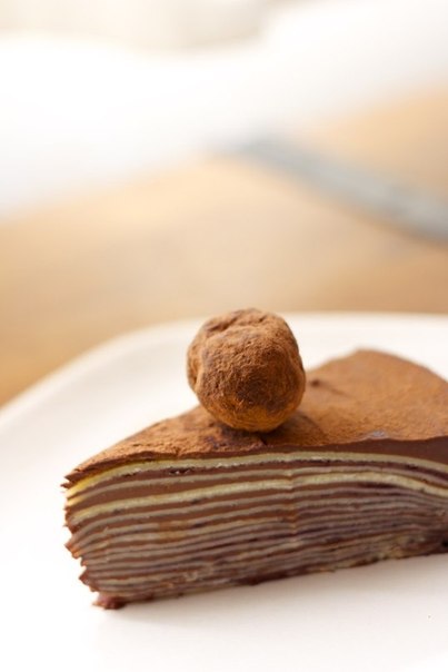 Шоколадно-малиновый блинный торт