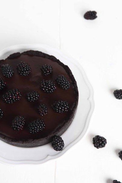 Простой шоколадный торт с ежевикой без выпечки