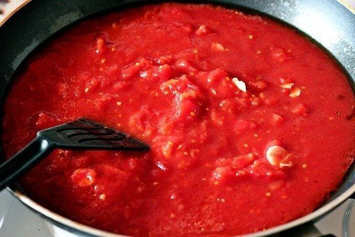 Макароны фарфалле с томатно-сырным соусом.