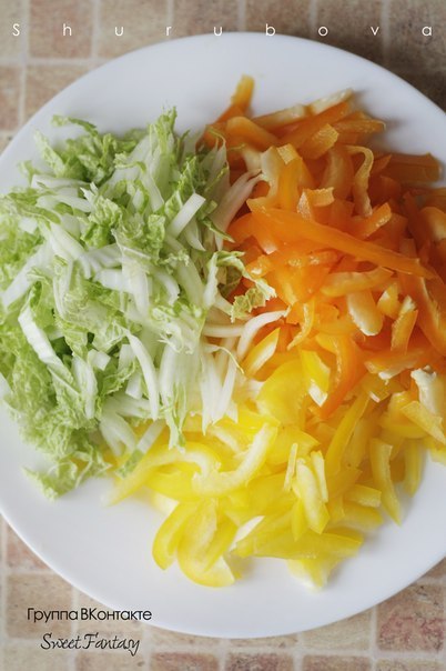 Салат с фунчозой и креветками 