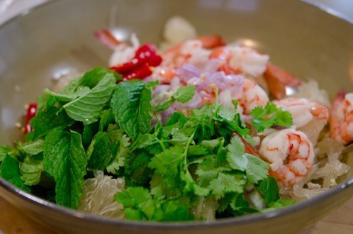 Тайский салат с креветками и помело 