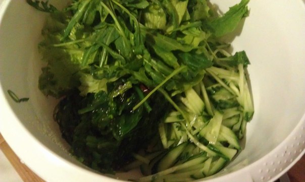Зеленый салат с чуккой с ореховым соусом. Лайтовая версия для легкого ужина 