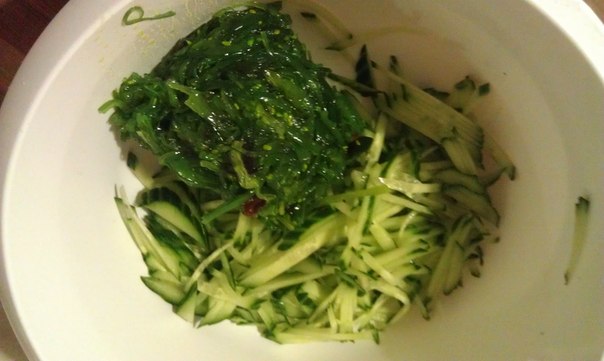 Зеленый салат с чуккой с ореховым соусом. Лайтовая версия для легкого ужина 