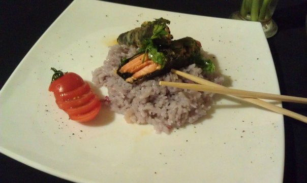 Горячий ролл из лосося в листьях нори, с красным рисом!