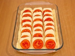 Слоеный пирог с моцареллой и помидорами 