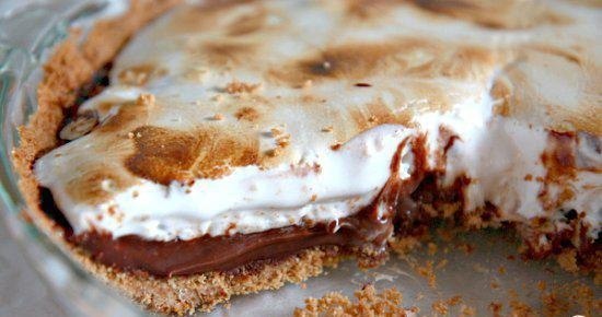 Пирог с шоколадной начинкой и зефиром 