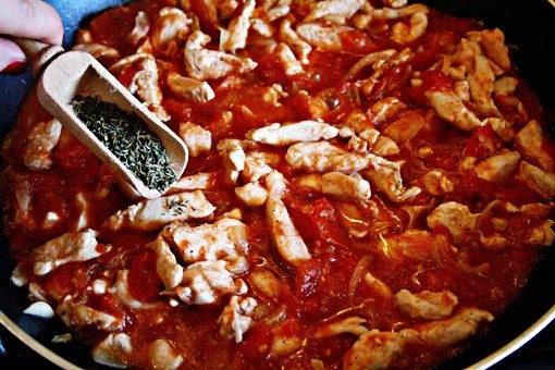Ароматное куриное рагу в томатном соусе.