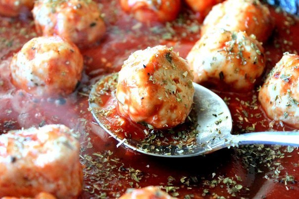 Индюшачьи фрикадельки в остром томатном соусе под сыром