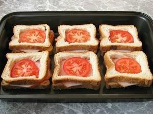 Горячие бутерброды с окороком, помидорами и яйцами 