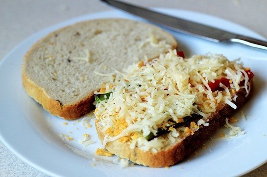 Хрустящий сэндвич с сыром и перцем чили 
