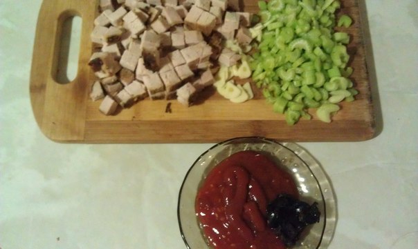 Паста с отварной телятиной в томатном соусе, с сельдереем