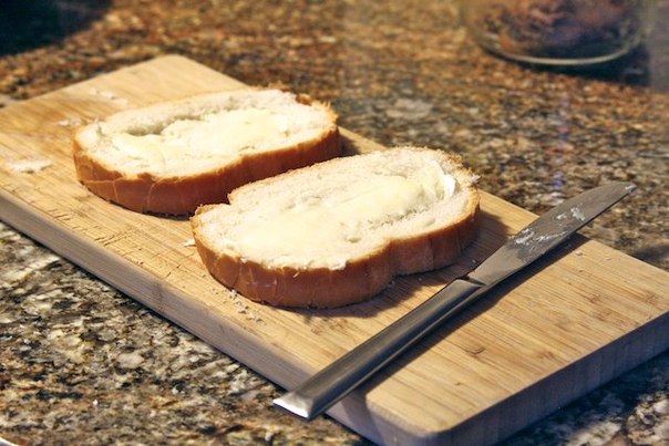 Запеченный бутерброд с сыром и мясом