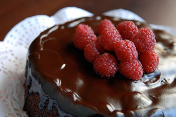 Блинный торт с шоколадом и малиной